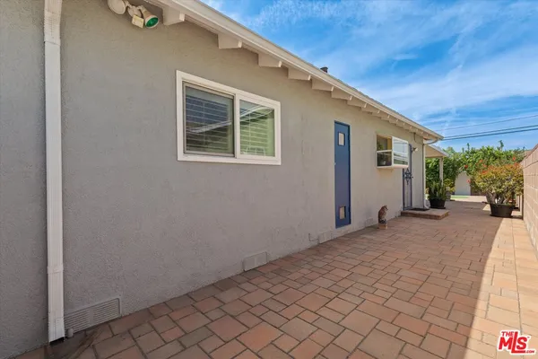 a view of a house with backyard
