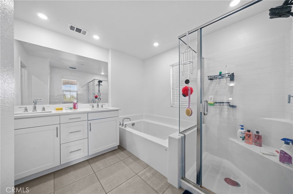 981 West Clover Avenue Rialto, CA 92376 - Photo 5 of 11 a bathroom with a tub a sink and a mirror