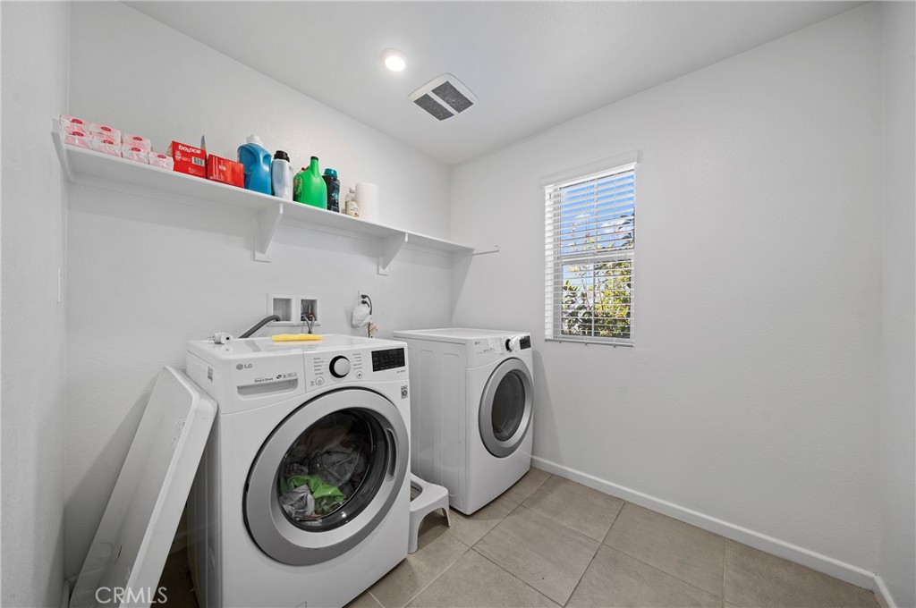 981 West Clover Avenue Rialto, CA 92376 - Photo 9 of 11 a utility room with dryer and washer