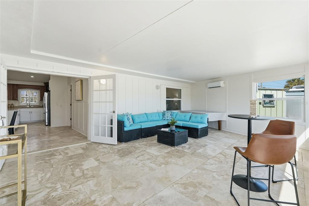15302 Harbor Drive Madeira Beach, FL 33708 - Photo 33 of 47 a living room with furniture