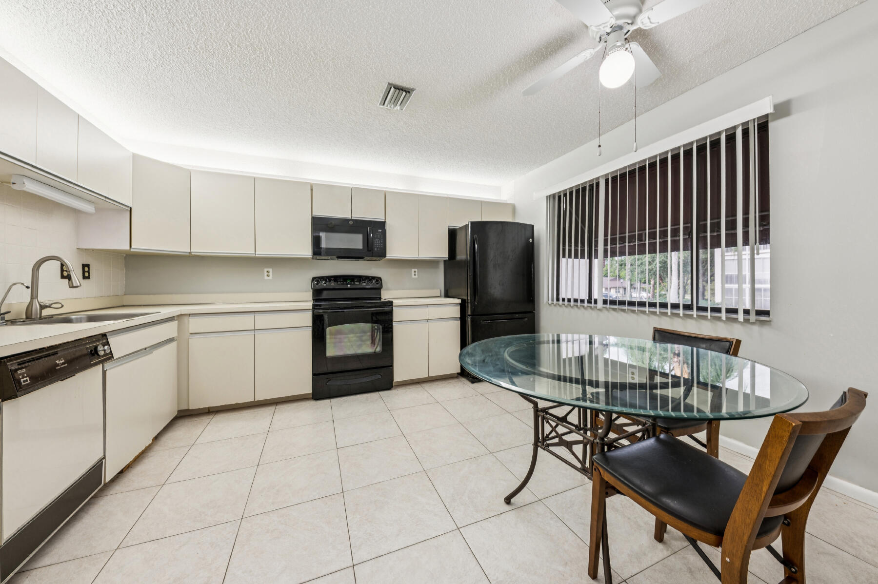 5040 Rose Hill Drive, Unit 204 Boynton Beach, FL 33437 - Photo 5 of 10 04