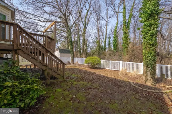 a view of yard with green space