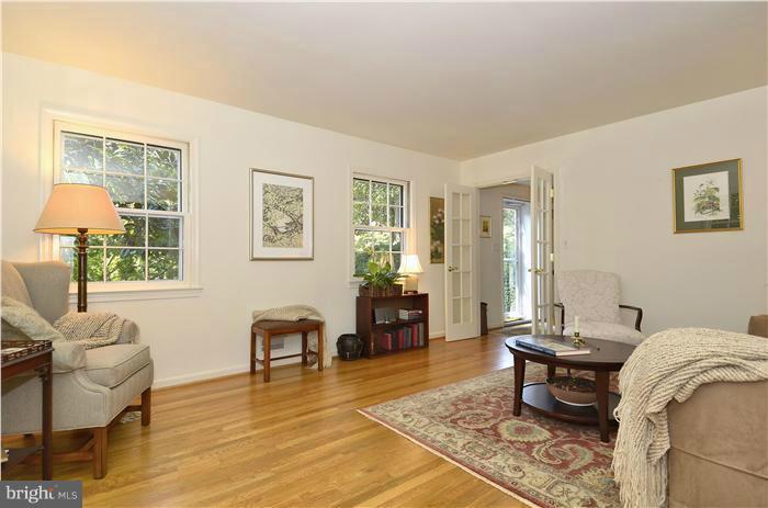 11911 Smoketree Road Potomac, MD 20854 - Photo 1 of 27 Living Room