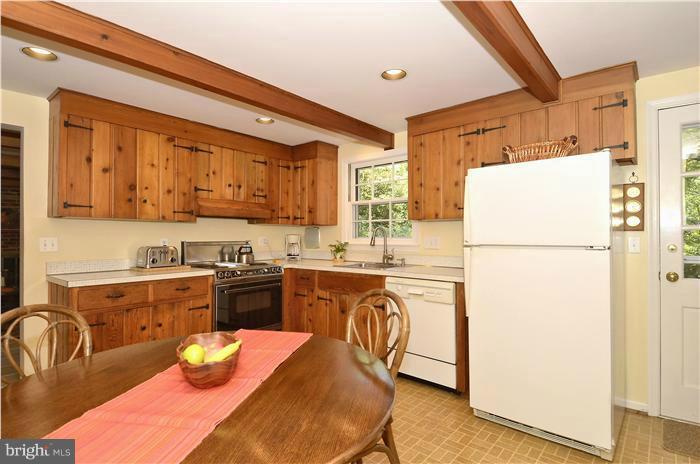 11911 Smoketree Road Potomac, MD 20854 - Photo 12 of 27 Kitchen