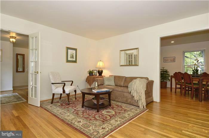 11911 Smoketree Road Potomac, MD 20854 - Photo 21 of 27 Living Room