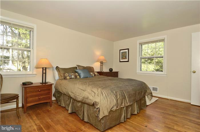 11911 Smoketree Road Potomac, MD 20854 - Photo 25 of 27 Master bedroom