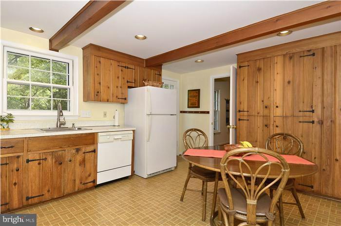 11911 Smoketree Road Potomac, MD 20854 - Photo 6 of 27 Kitchen