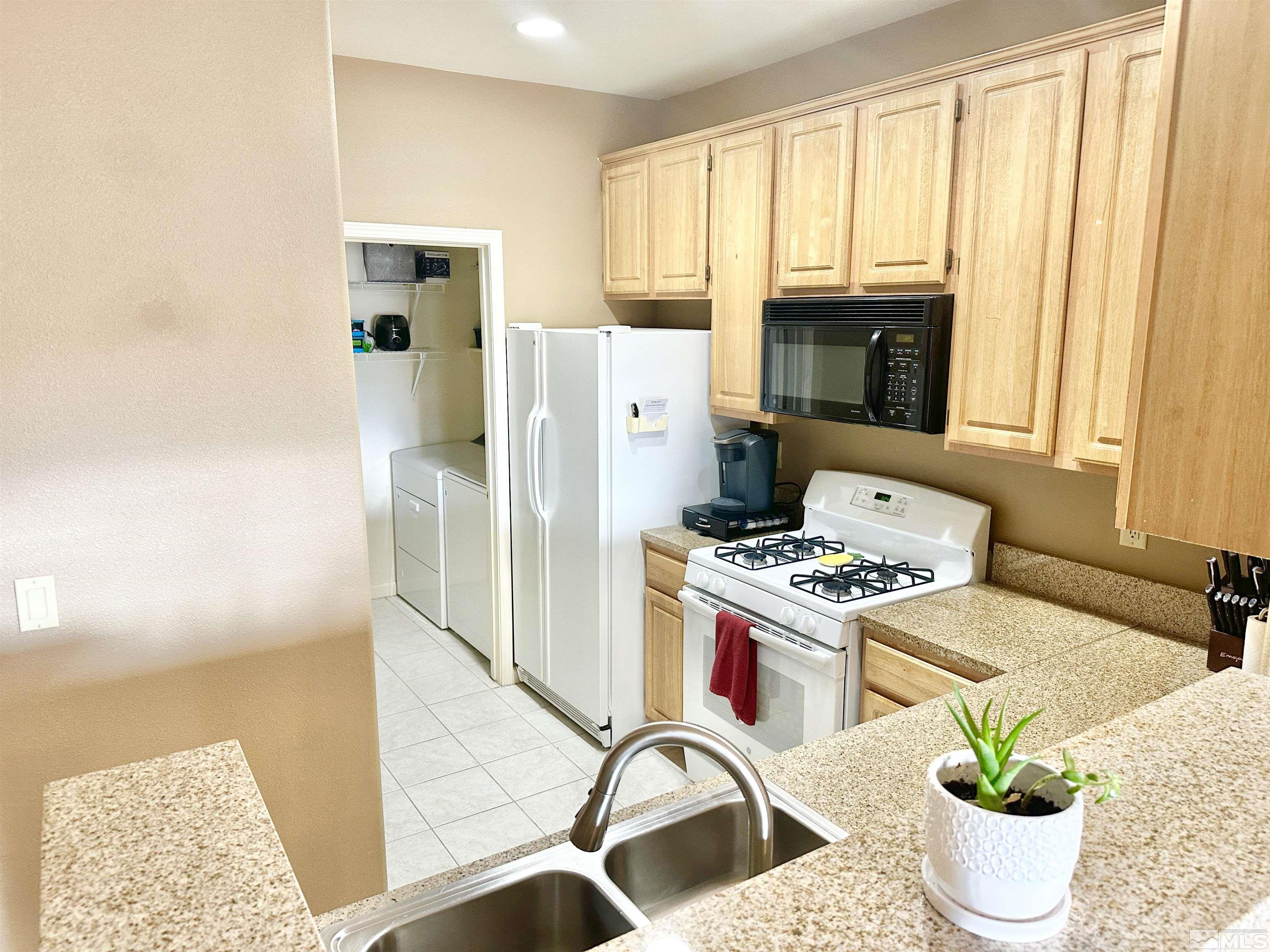 900 S Meadows, Unit 5122 Reno, NV 89521 - Photo 21 of 38 a kitchen with a stove a refrigerator and a stove
