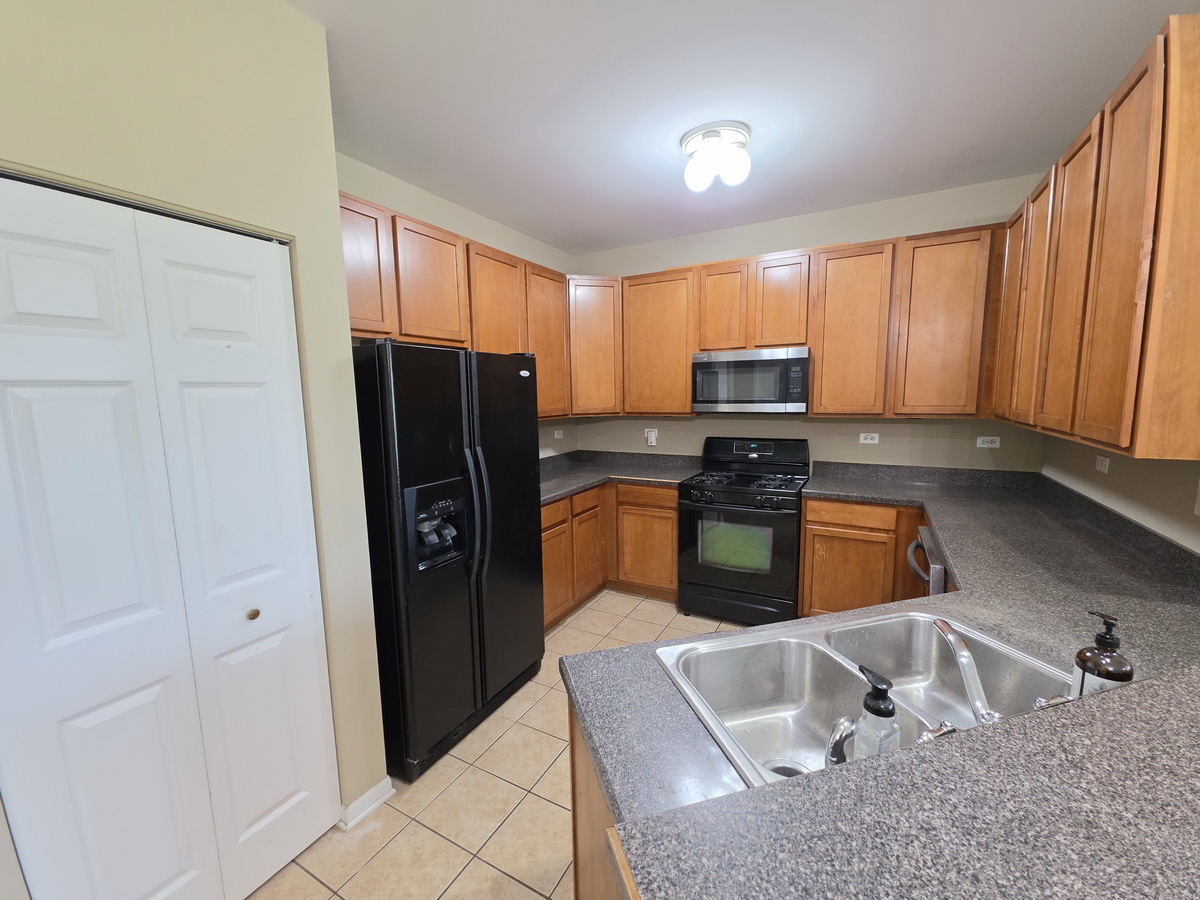 207 Springbrook Trail South Oswego, IL 60543 - Photo 4 of 15