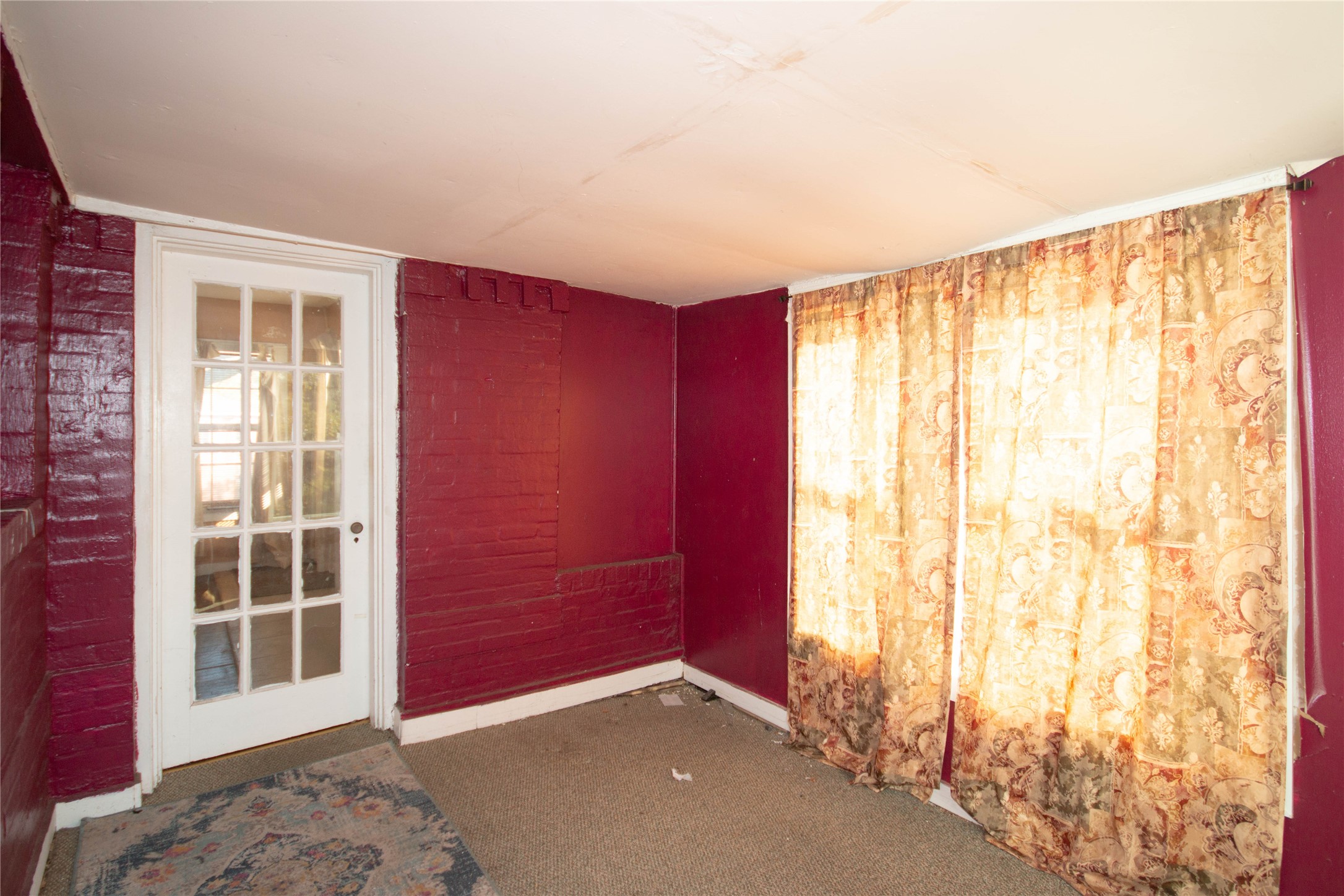 3412 Rosedale Street Houston, TX 77004 - Photo 16 of 26 a view of a livingroom with a workspace