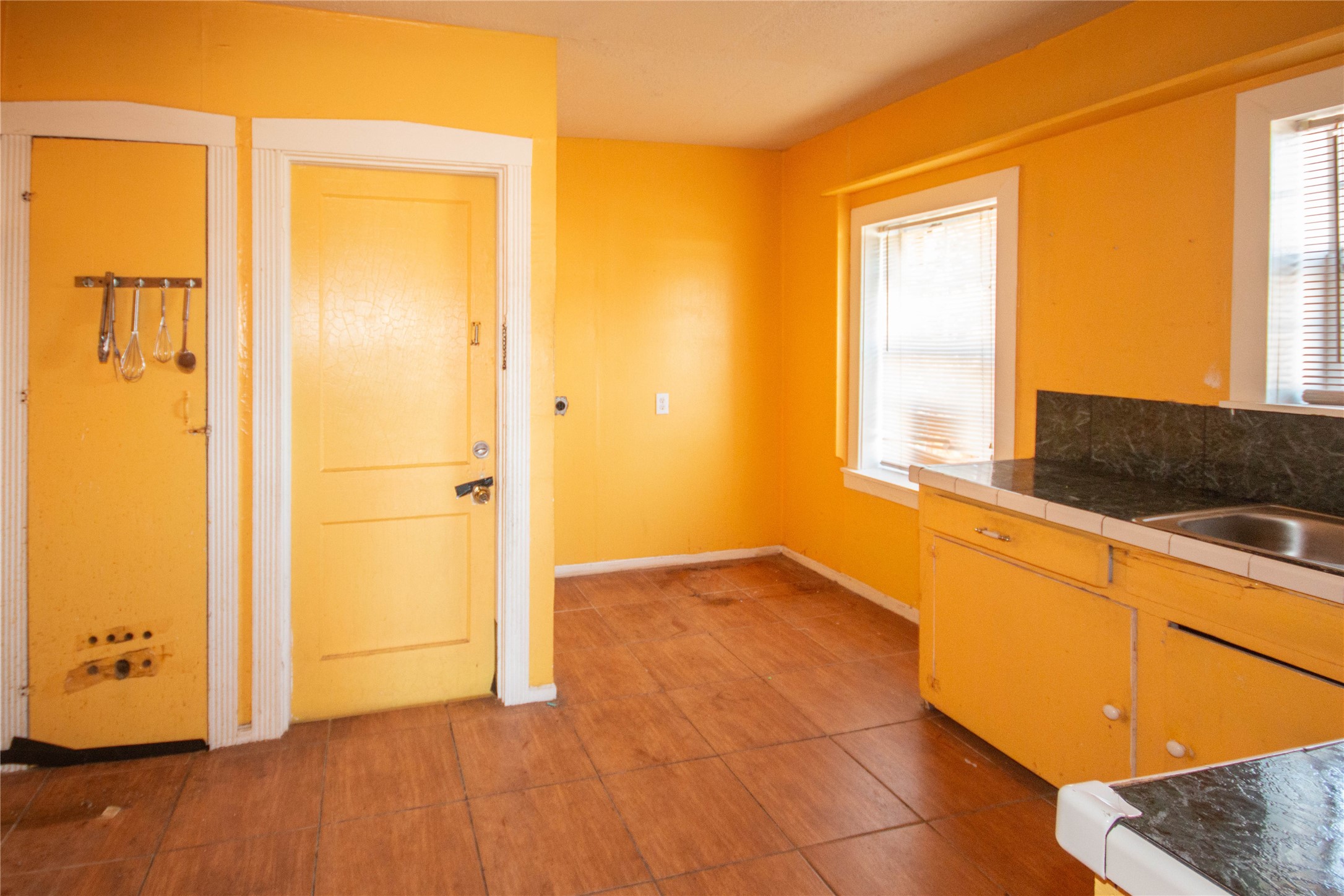 3412 Rosedale Street Houston, TX 77004 - Photo 18 of 26 a view of an empty room and window