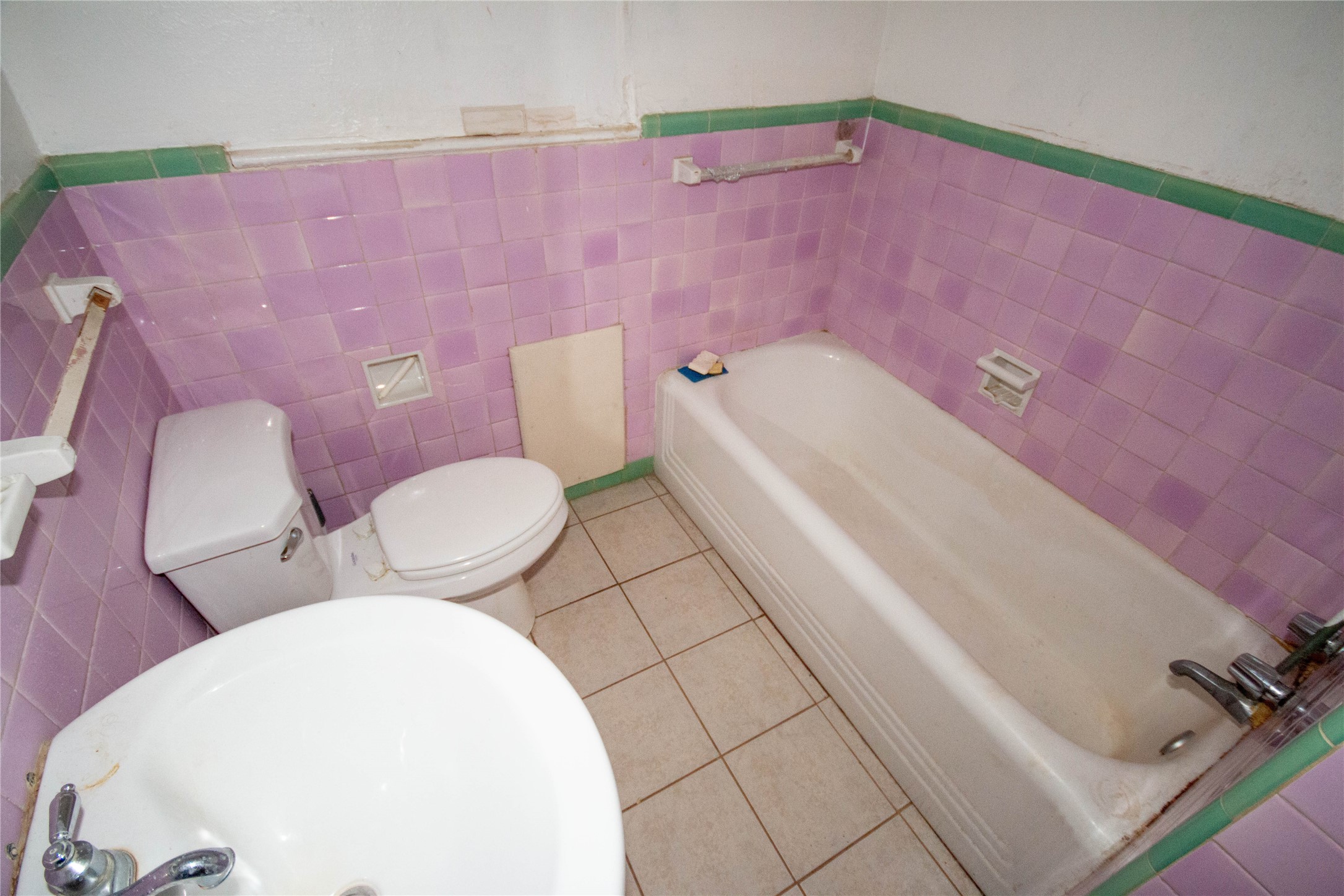 3412 Rosedale Street Houston, TX 77004 - Photo 23 of 26 a bathroom with a sink a toilet and a bathtub