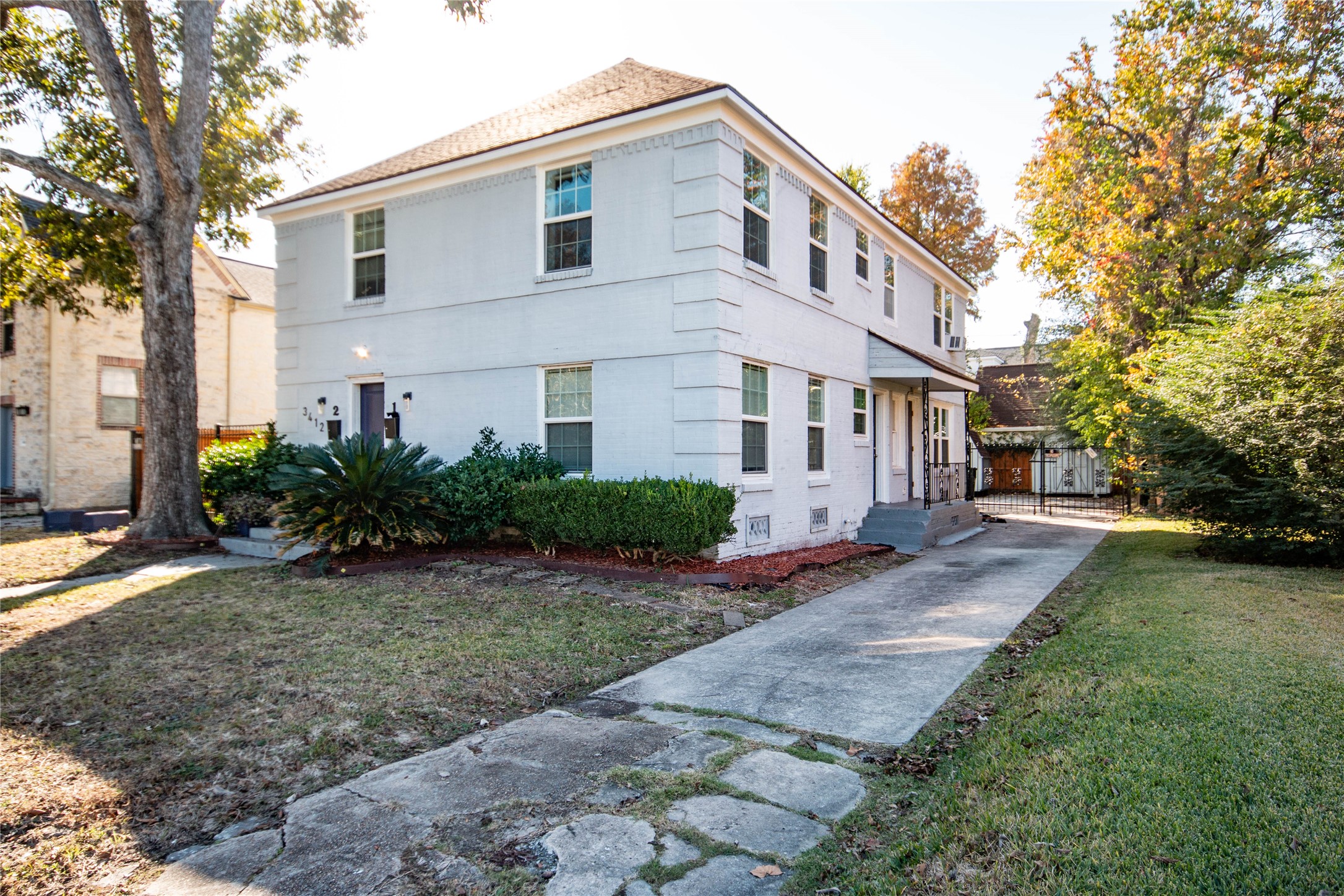 3412 Rosedale Street Houston, TX 77004 - Photo 4 of 26 a front view of a house with garden