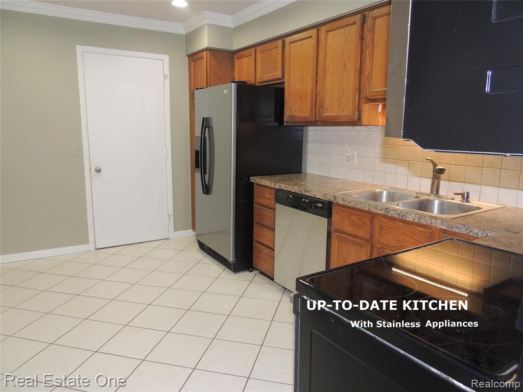 678 Tennyson, Unit 12 Rochester Hills, MI 48307 - Photo 9 of 25