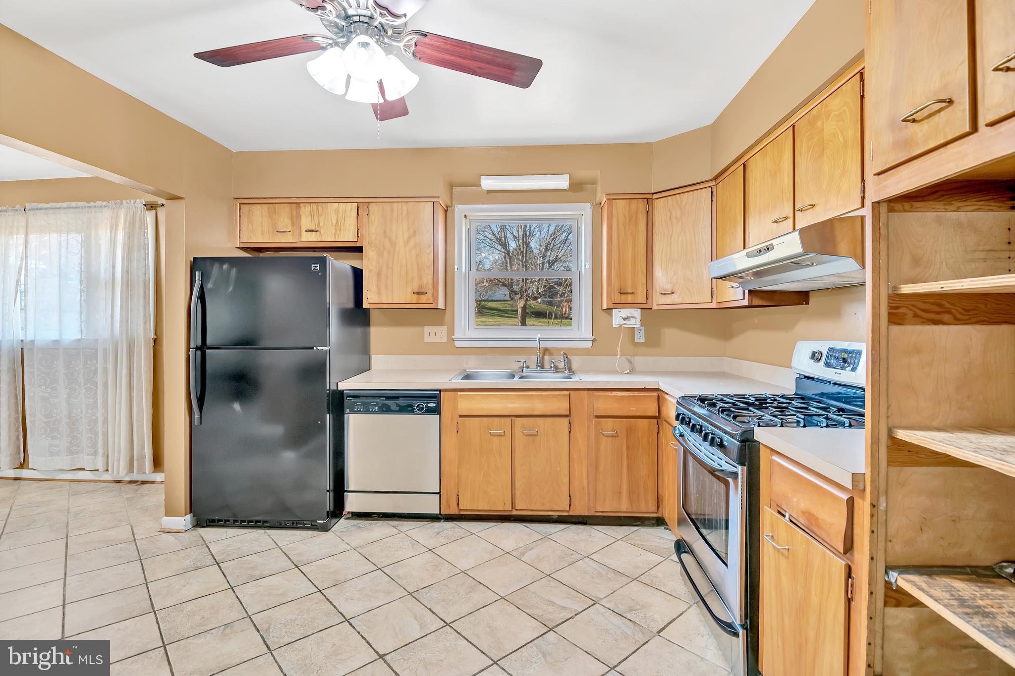 7012 Groveton Drive Clinton, MD 20735 - Photo 2 of 22 VIEW OF KITCHEN