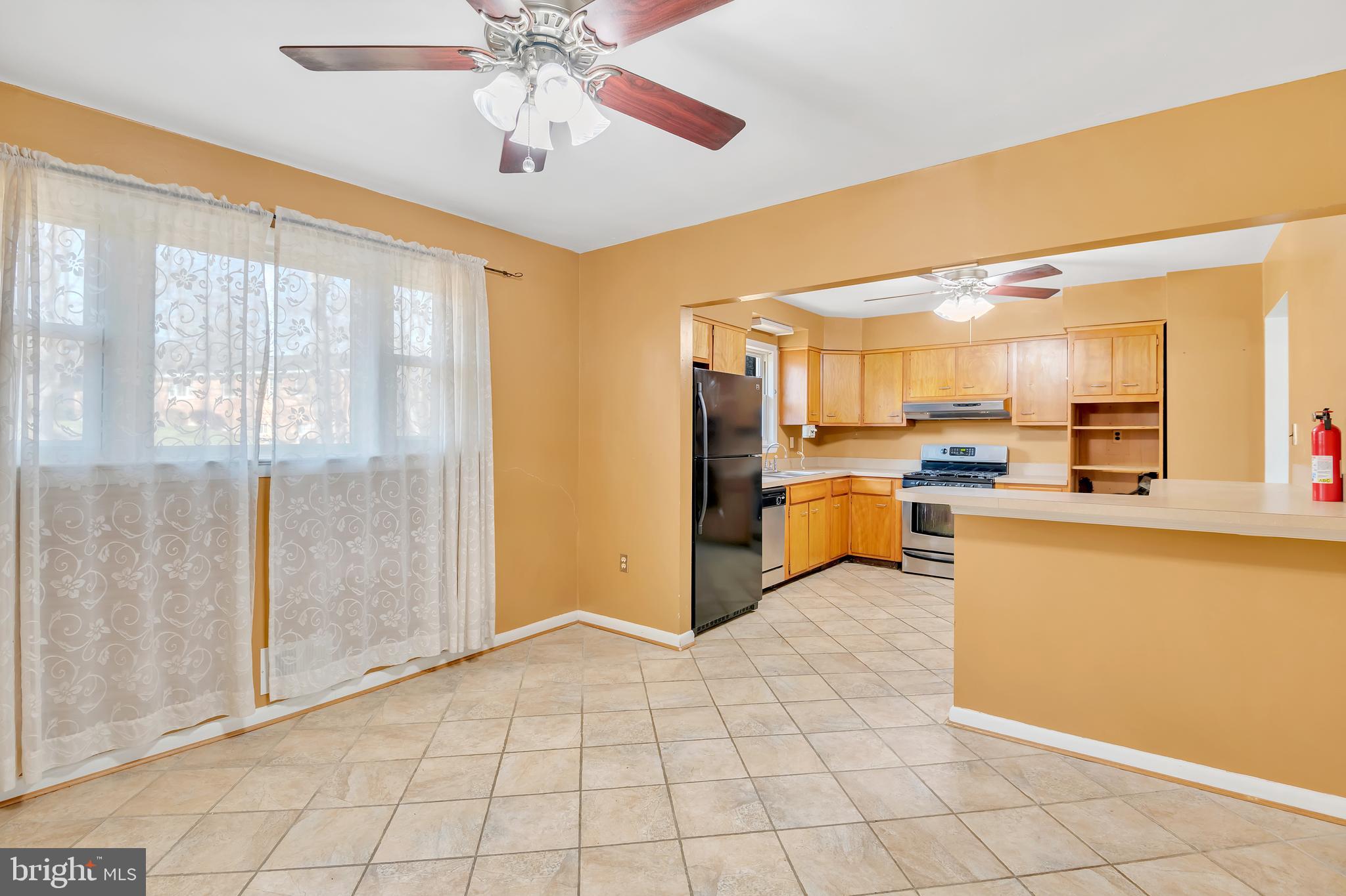 7012 Groveton Drive Clinton, MD 20735 - Photo 3 of 22 DINING ROOM VIEW