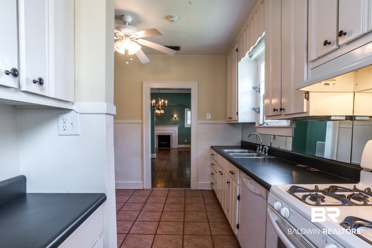 1908 Old Government Street Mobile, AL 36606 - Photo 11 of 32 Kitchen