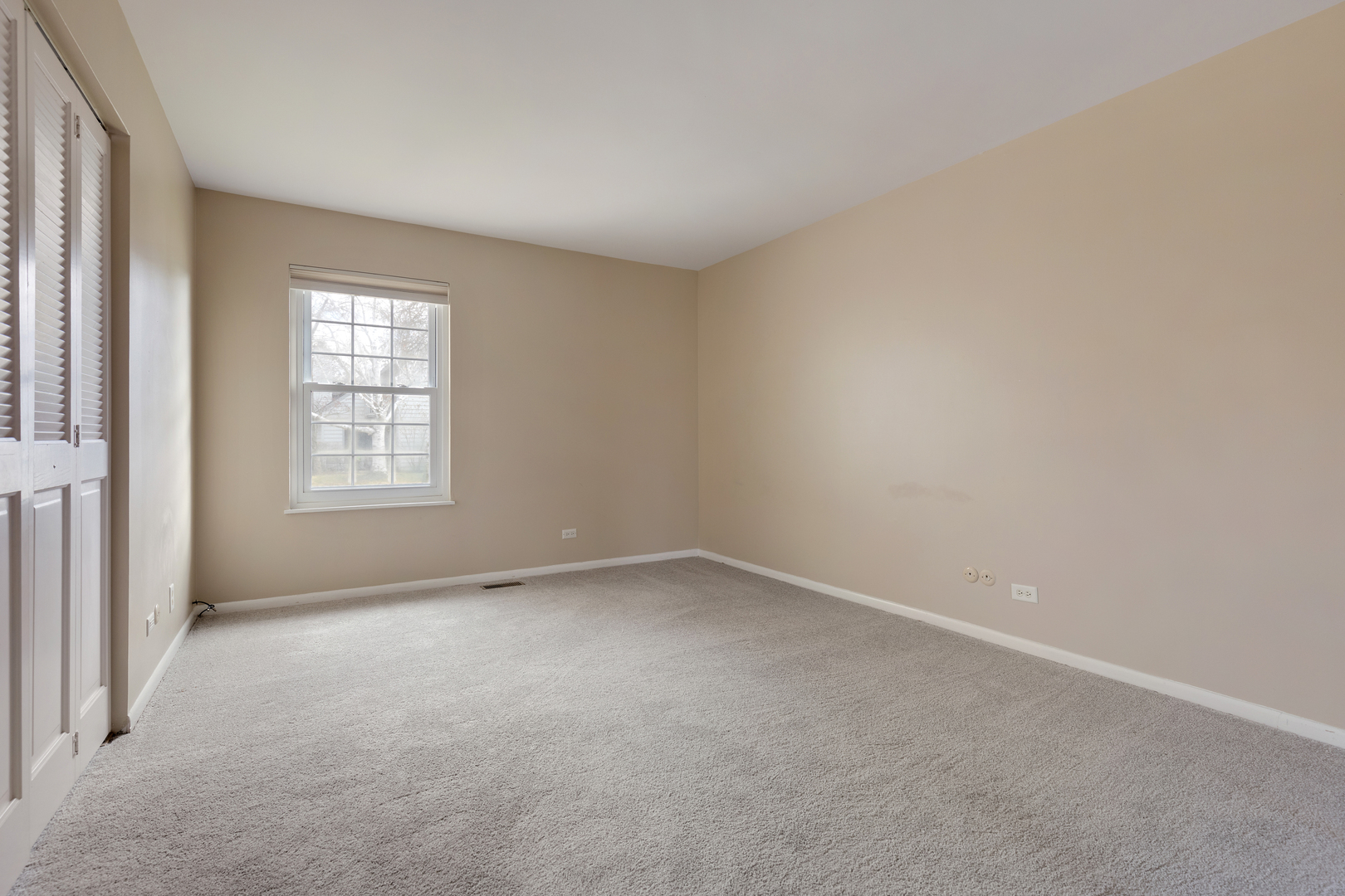 749 Shepard Court Gurnee, IL 60031 - Photo 11 of 22 an empty room with a window
