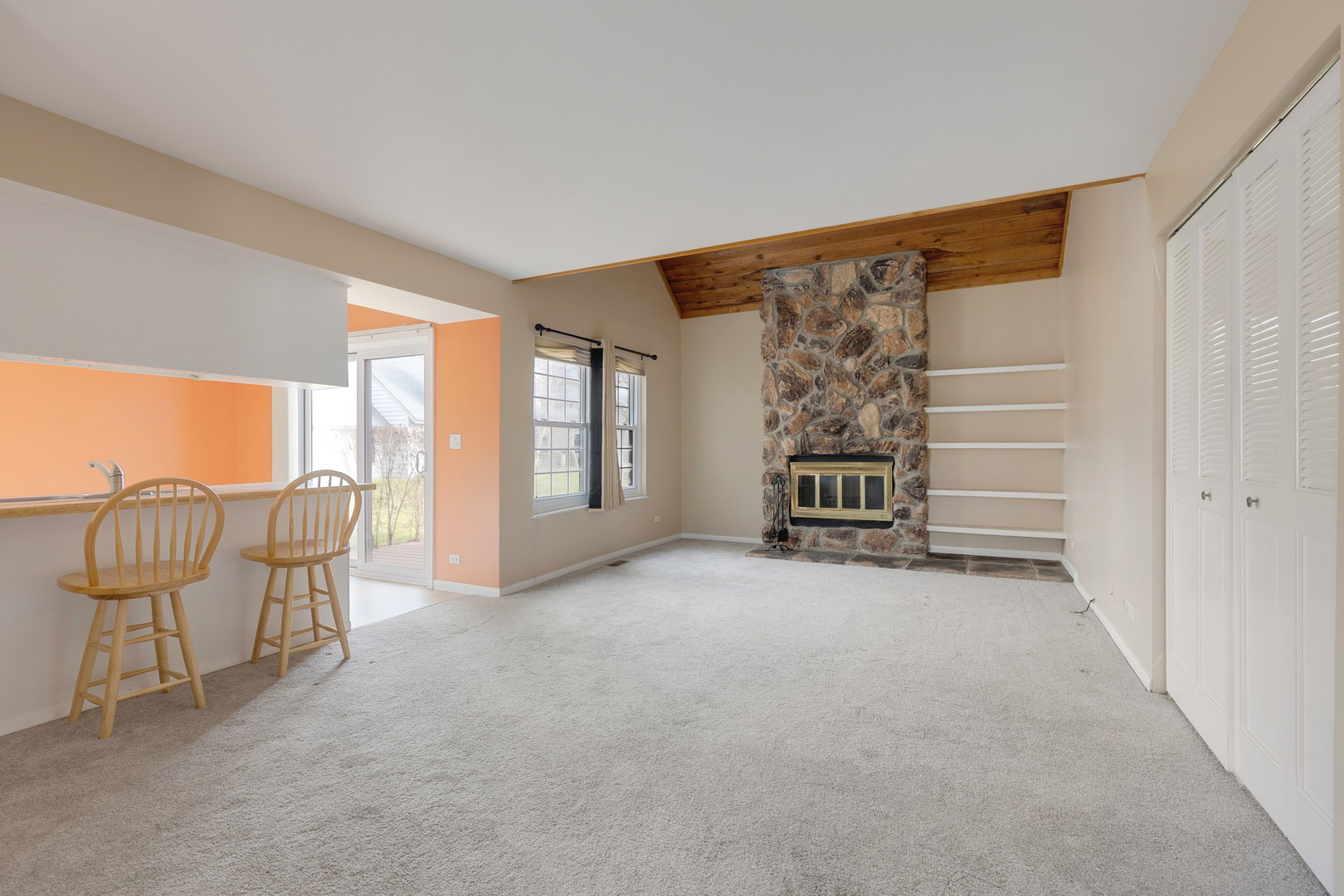 749 Shepard Court Gurnee, IL 60031 - Photo 4 of 22 a view of a livingroom with furniture and a window