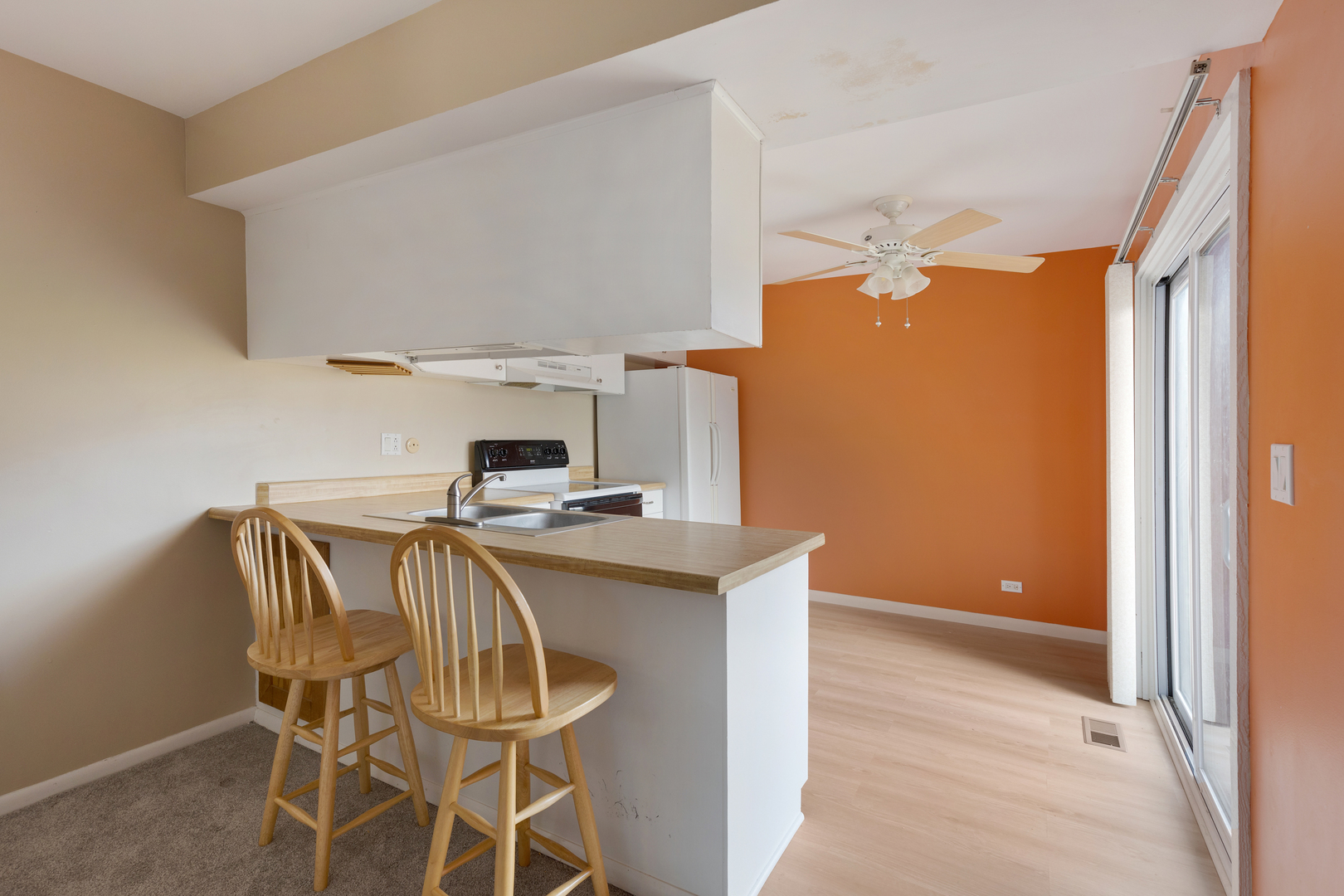 749 Shepard Court Gurnee, IL 60031 - Photo 8 of 22 a table and chairs in a room
