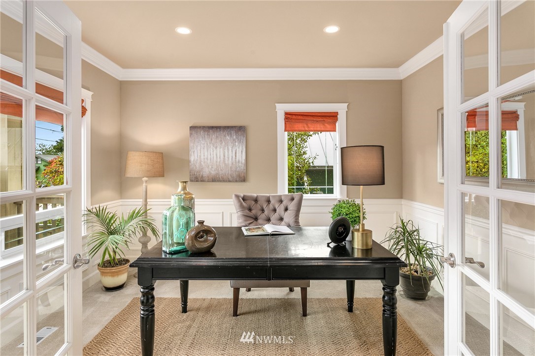 110 N 50th Street Seattle, WA 98103 - Photo 15 of 25 a living room with furniture