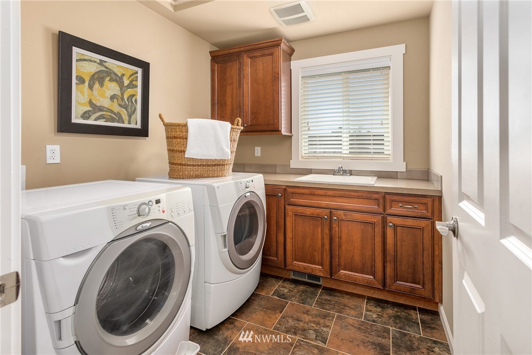 110 N 50th Street Seattle, WA 98103 - Photo 20 of 25 a view of hallway with washer and dryer