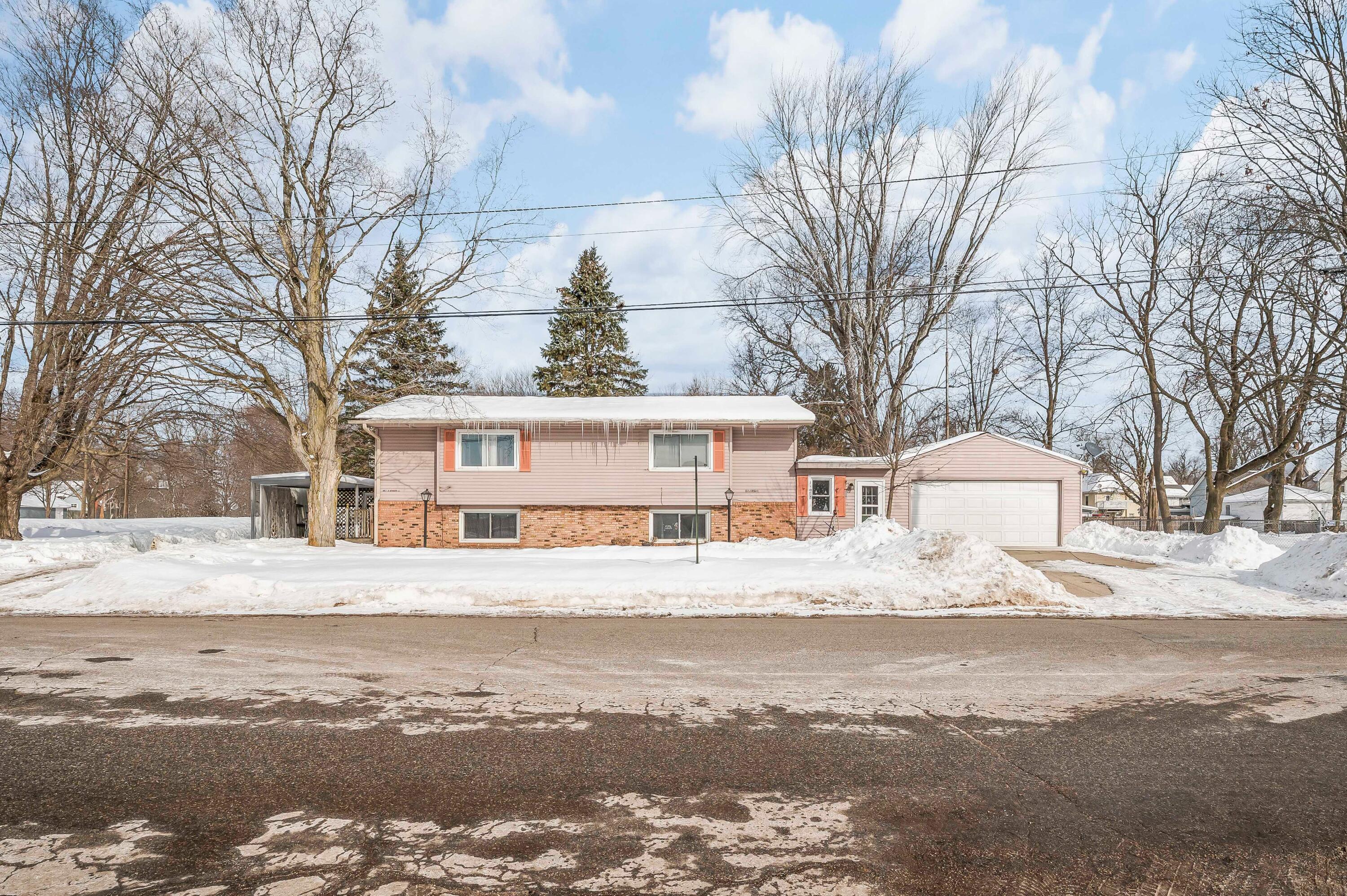 125 South Cayuga Street Buchanan, MI 49107 - Photo 2 of 12 125 S. Cayuga