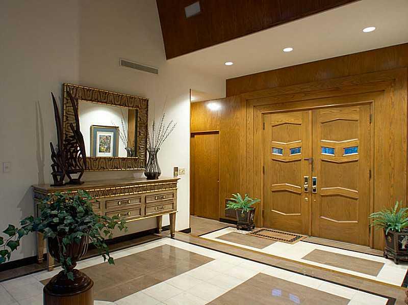 5365 Darlington Road Pittsburgh, PA 15217 - Photo 2 of 25 Entry/Foyer.