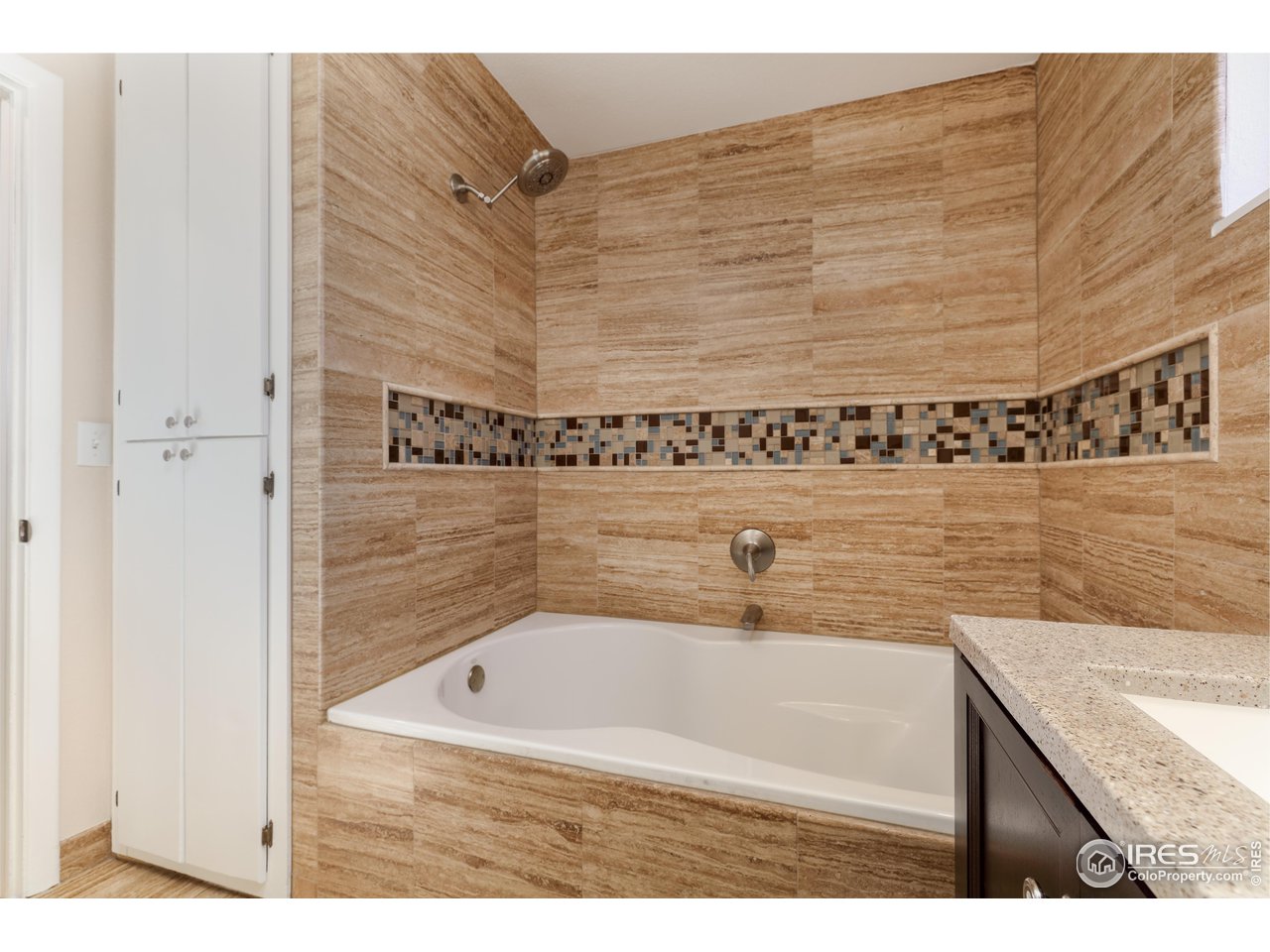 1345 Georgetown Road Boulder, CO 80305 - Photo 27 of 38 Full bathroom on main for bedrooms 1 and 2