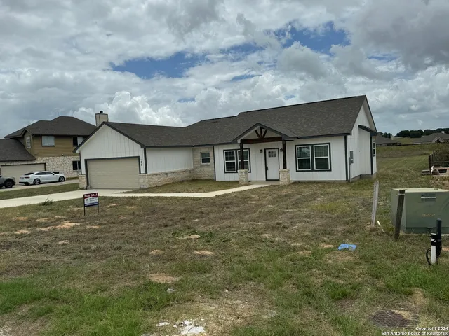 a view of a house with backyard and garden