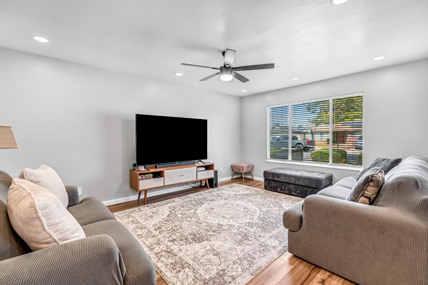 3267 West Rialto Avenue Fresno, CA 93722 - Photo 8 of 34