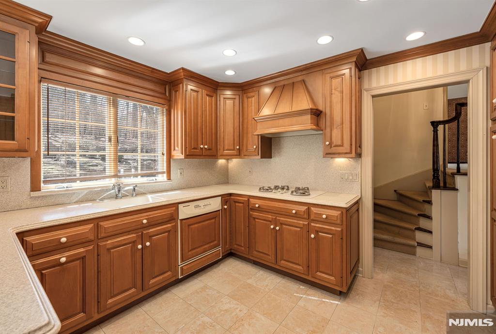 14 Adams Drive Cresskill, NJ 07626 - Photo 8 of 34