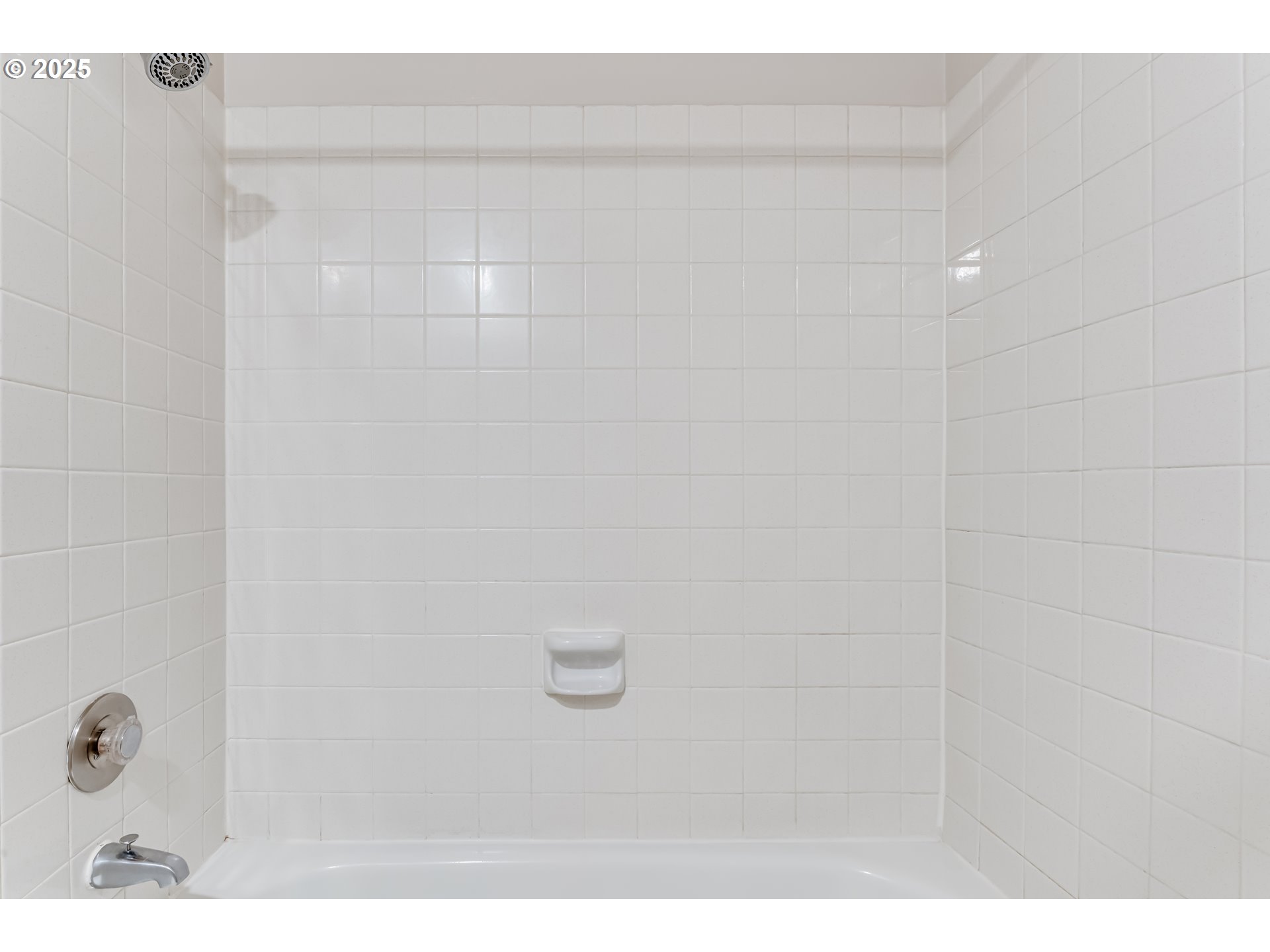 418 Stonewood Drive Eugene, OR 97405 - Photo 17 of 36 a bathroom with a shower