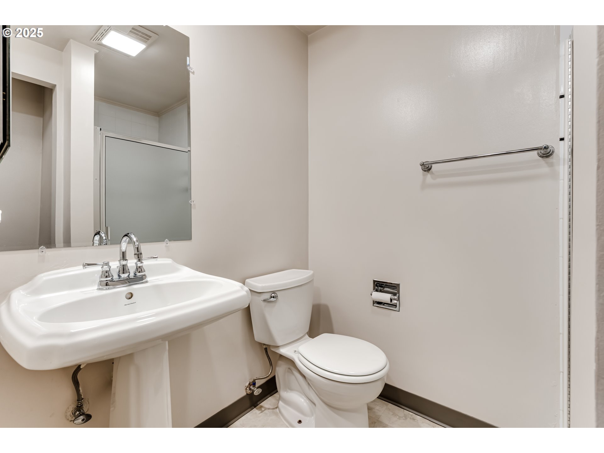418 Stonewood Drive Eugene, OR 97405 - Photo 22 of 36 a bathroom with a sink a toilet and mirror