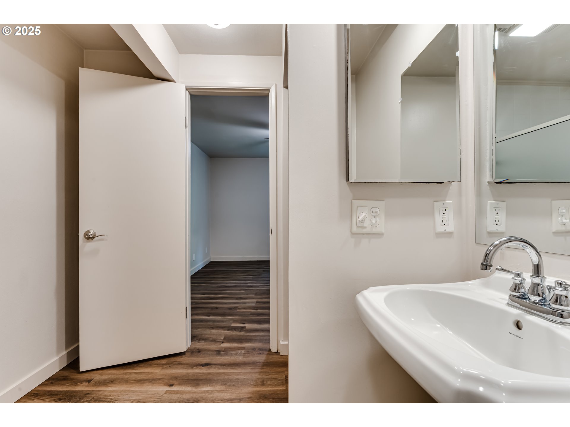 418 Stonewood Drive Eugene, OR 97405 - Photo 24 of 36 a bathroom with a sink and a mirror