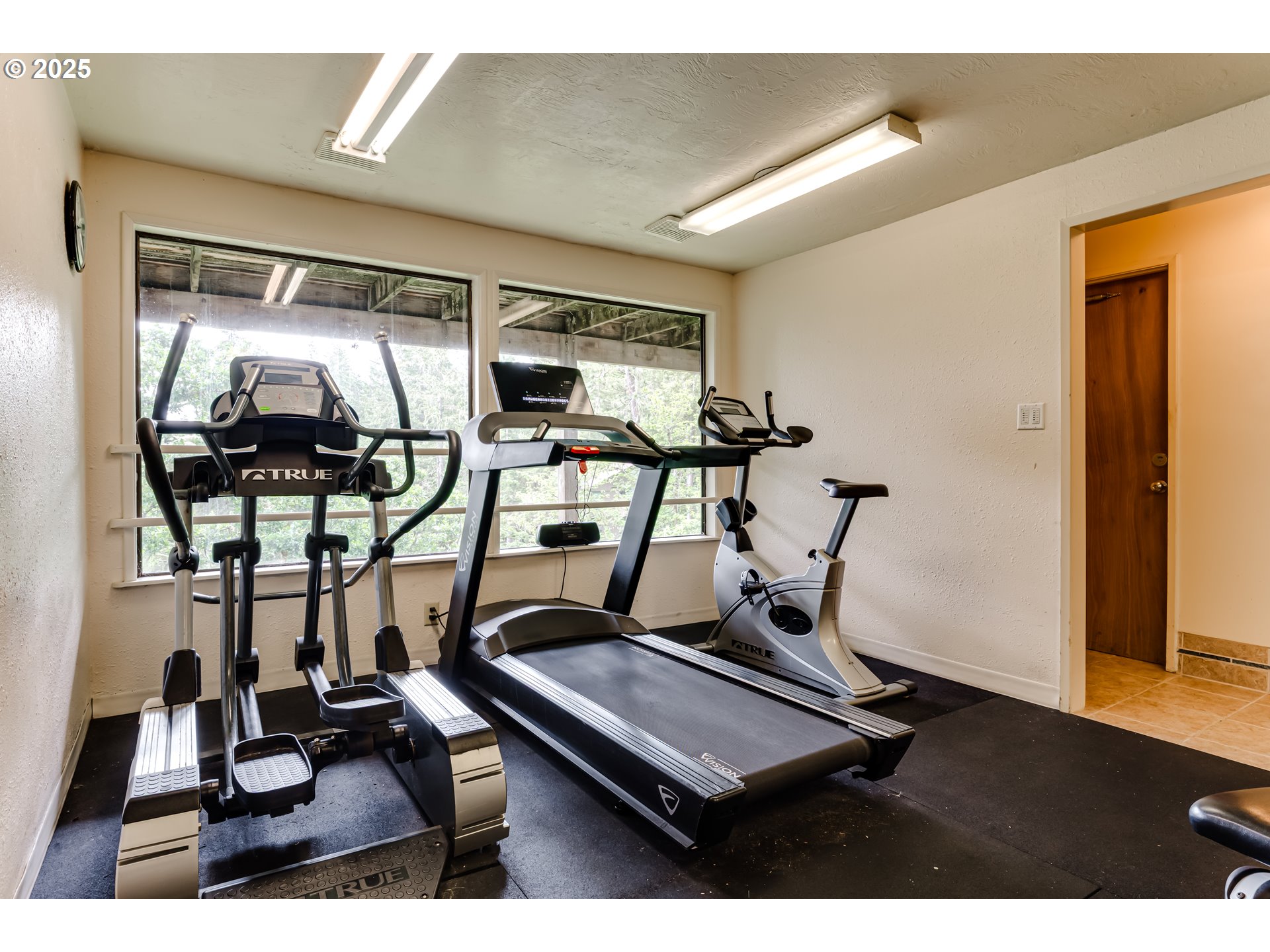 418 Stonewood Drive Eugene, OR 97405 - Photo 31 of 36 a room with gym equipment
