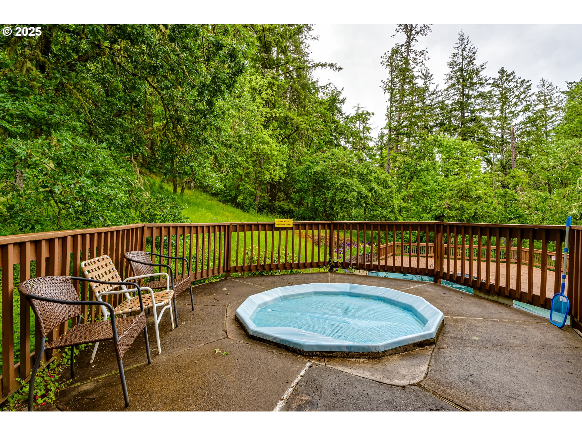 418 Stonewood Drive Eugene, OR 97405 - Photo 35 of 36 a backyard of a house with table and chairs