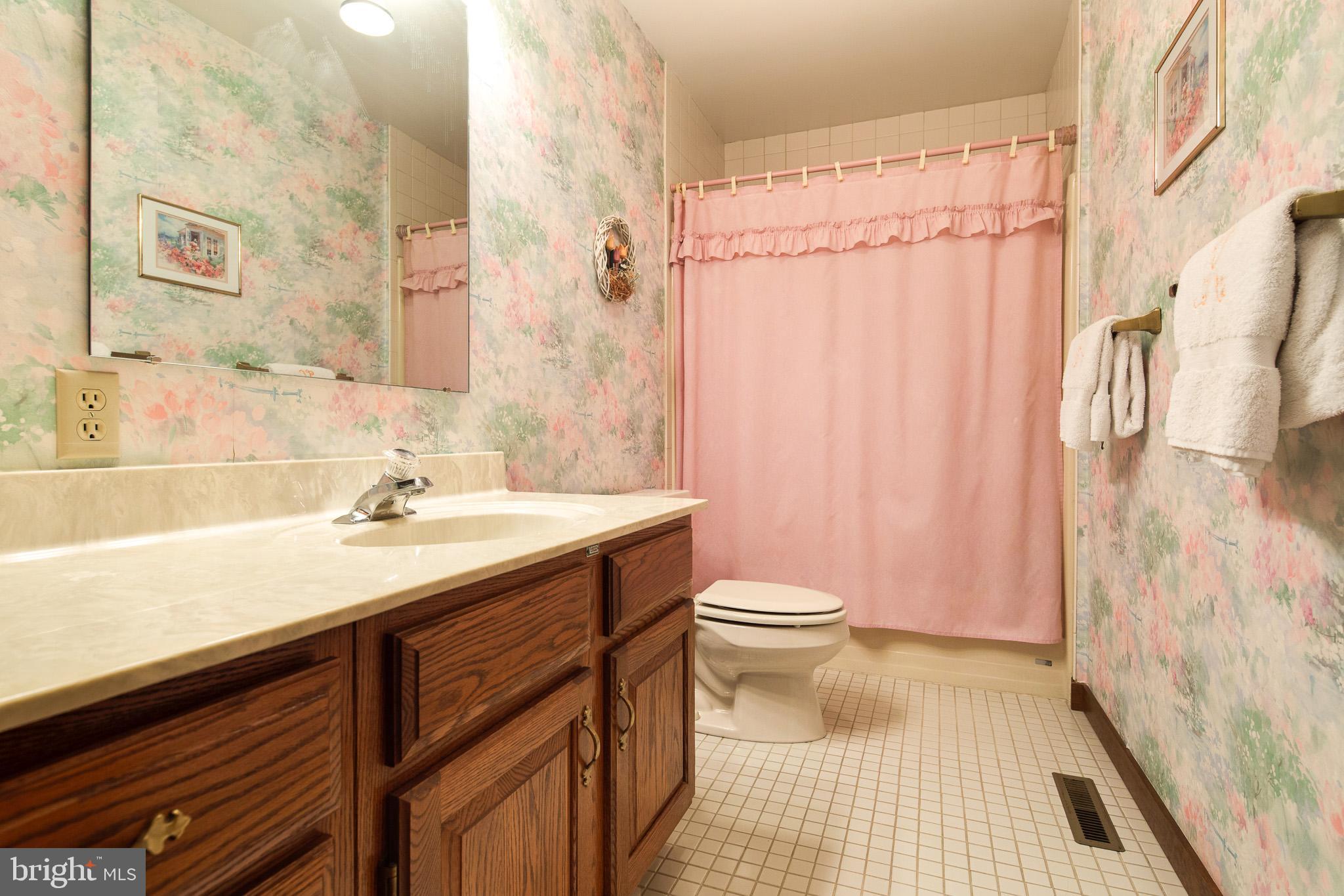 11 Anderson Lane Newark, DE 19711 - Photo 22 of 25 Full Hall Bath