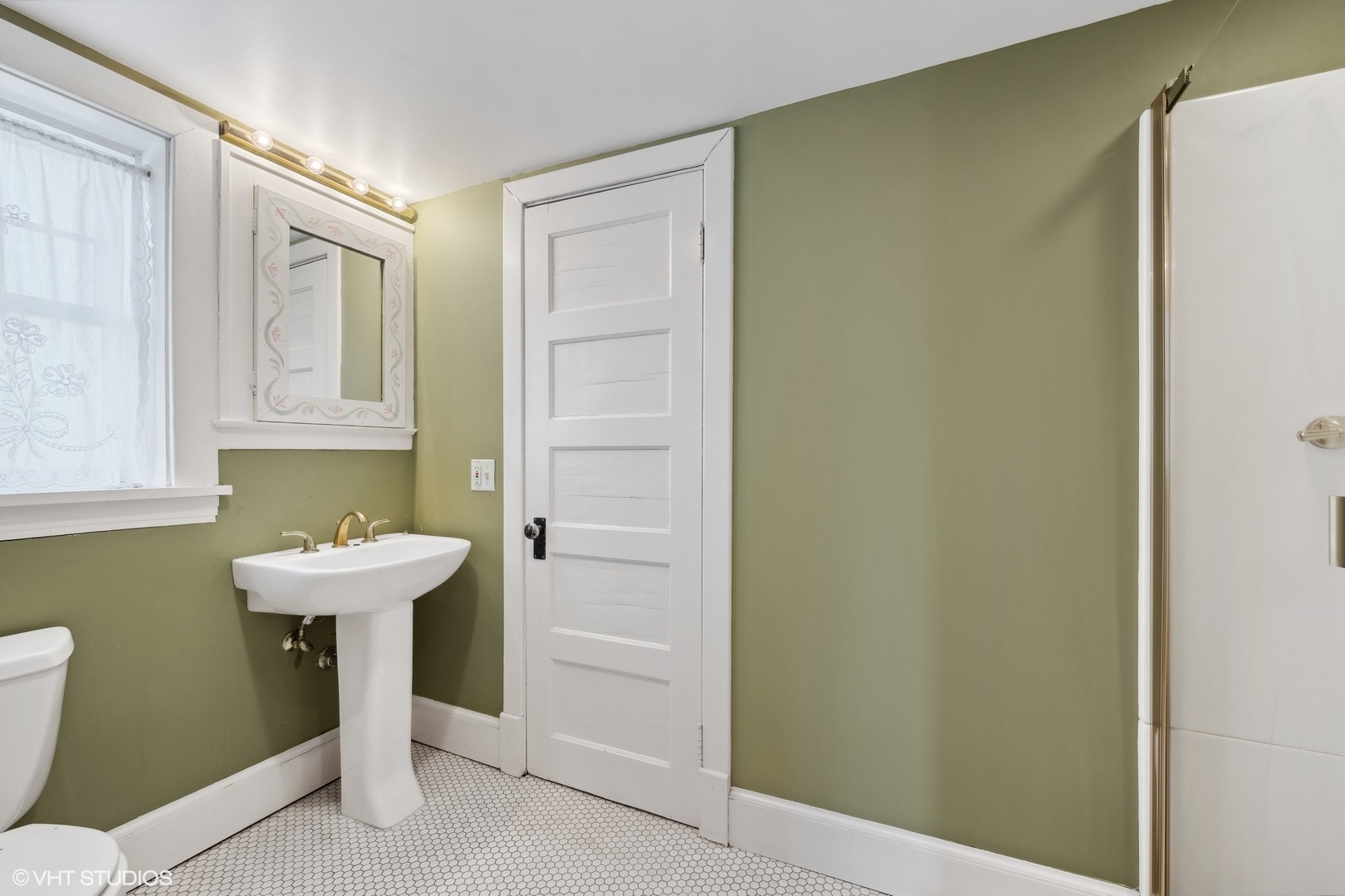 379 Ridge Avenue Winnetka, IL 60093 - Photo 21 of 31 a bathroom with a sink a toilet and a mirror