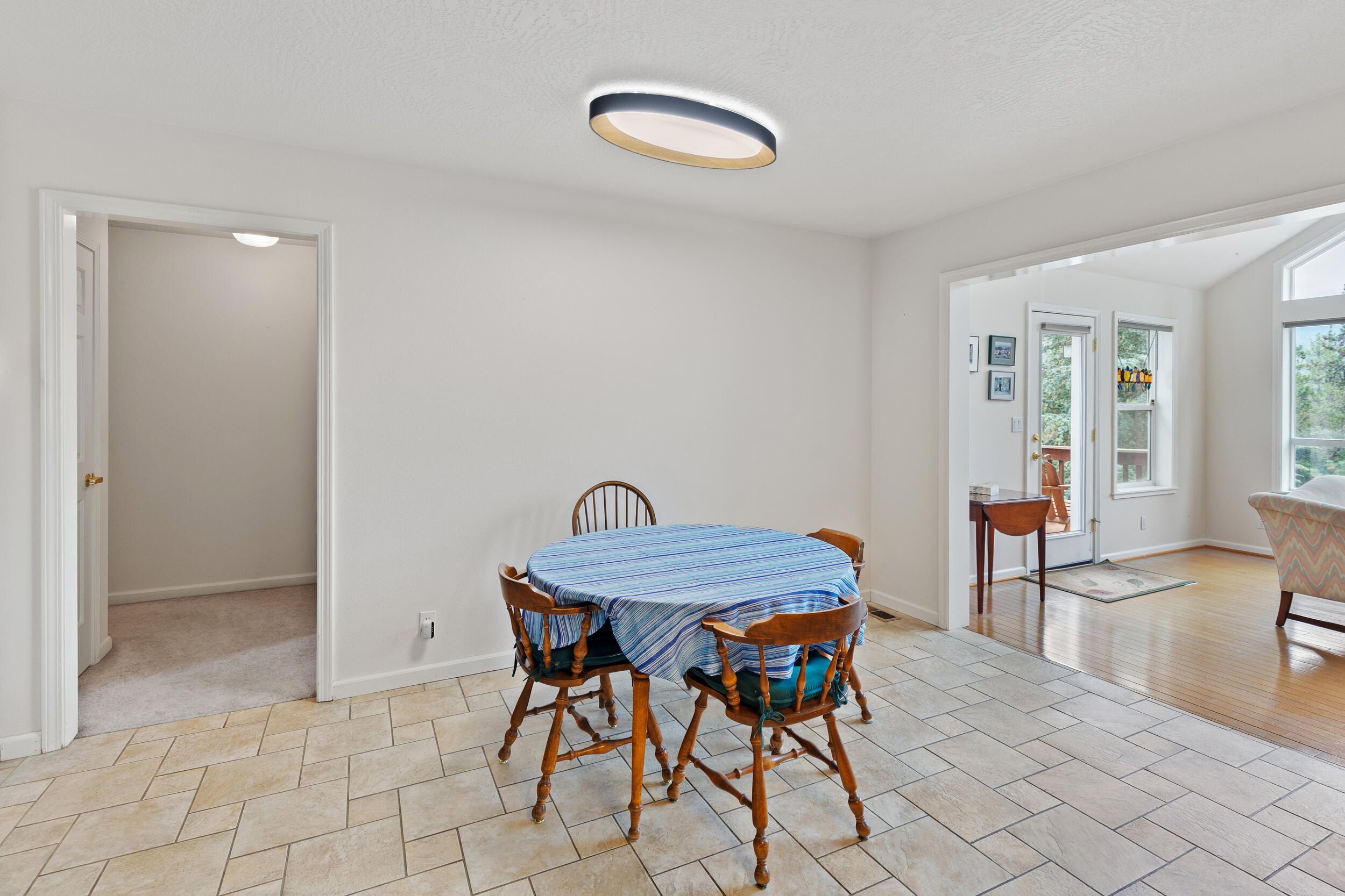 280 Naturescape Road Grants Pass, OR 97527 - Photo 7 of 60 Breakfast Area