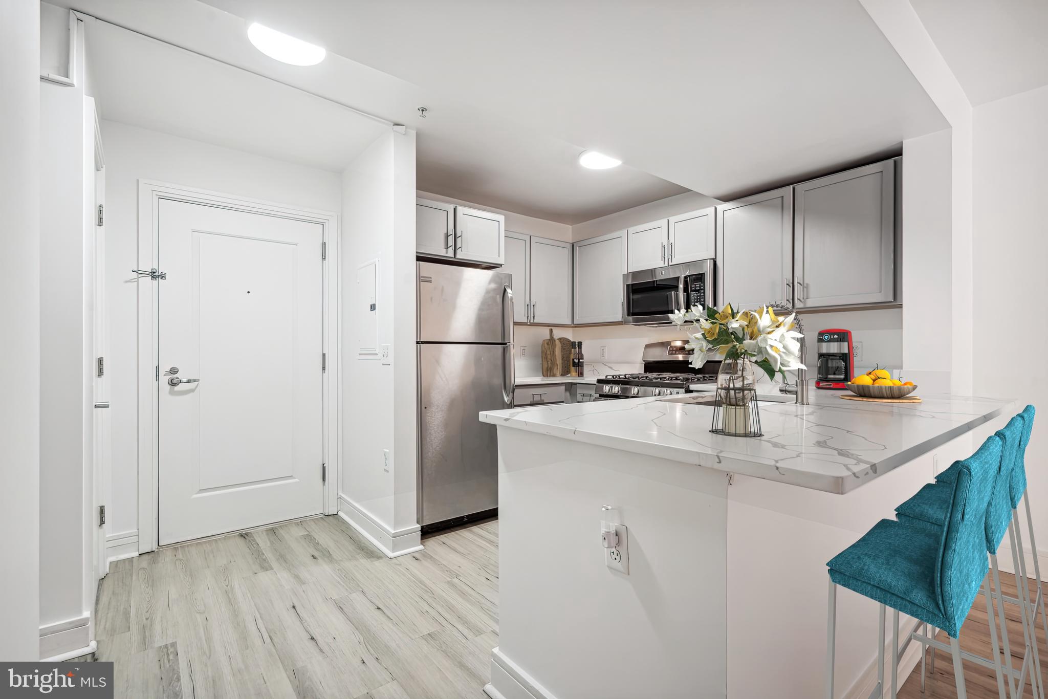 800 4th Street Southwest, Unit S120 Washington, DC 20024 - Photo 4 of 20 Serve your guests seated at the peninsula counter!