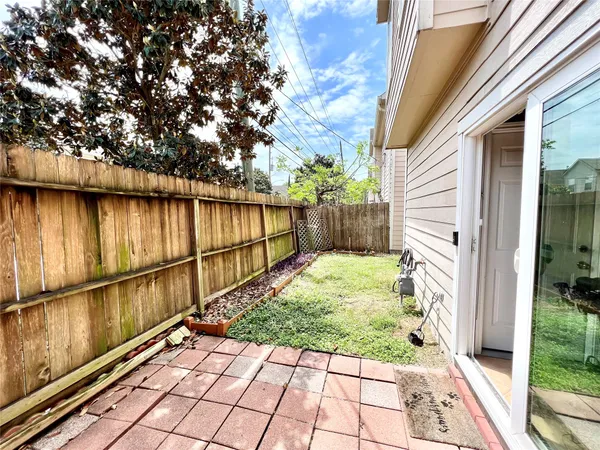 a view of a backyard with pathway