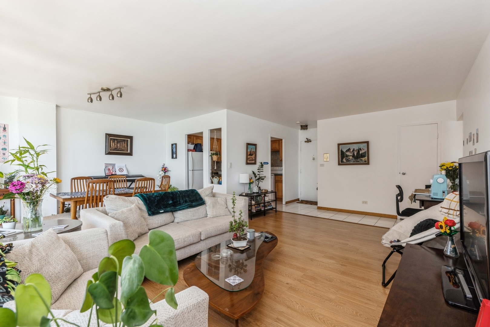 6157 North Sheridan Road, Unit 19J Chicago, IL 60660 - Photo 9 of 12
