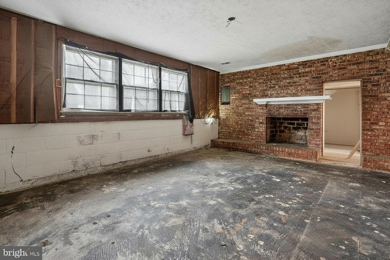 12326 Riverview Road Fort Washington, MD 20744 - Photo 16 of 23 Family Room with Lots of Potential