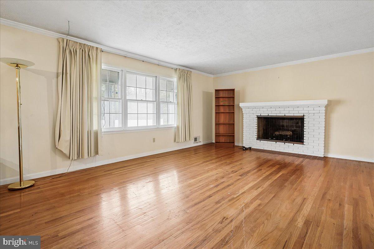 12326 Riverview Road Fort Washington, MD 20744 - Photo 4 of 23 Gracious Living Room