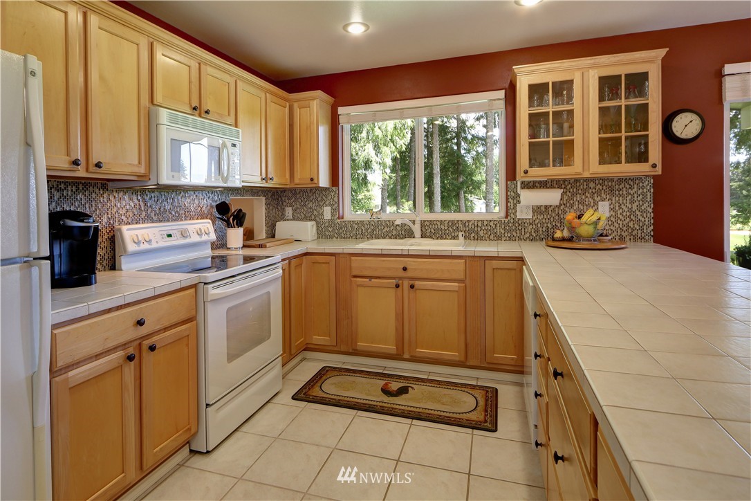 211 East Soderberg Road Allyn, WA 98524 - Photo 3 of 25 Gallery Image 3