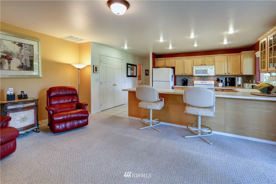 211 East Soderberg Road Allyn, WA 98524 - Photo 4 of 25 Gallery Image 4