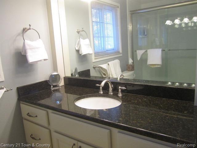 2647 Rambling Way Bloomfield Hills, MI 48302 - Photo 17 of 24 Remodeled Main Bathroom!