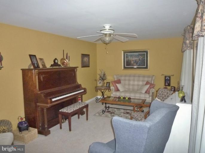 10009 Kelly Road Frederick, MD 21701 - Photo 3 of 29 Living Room