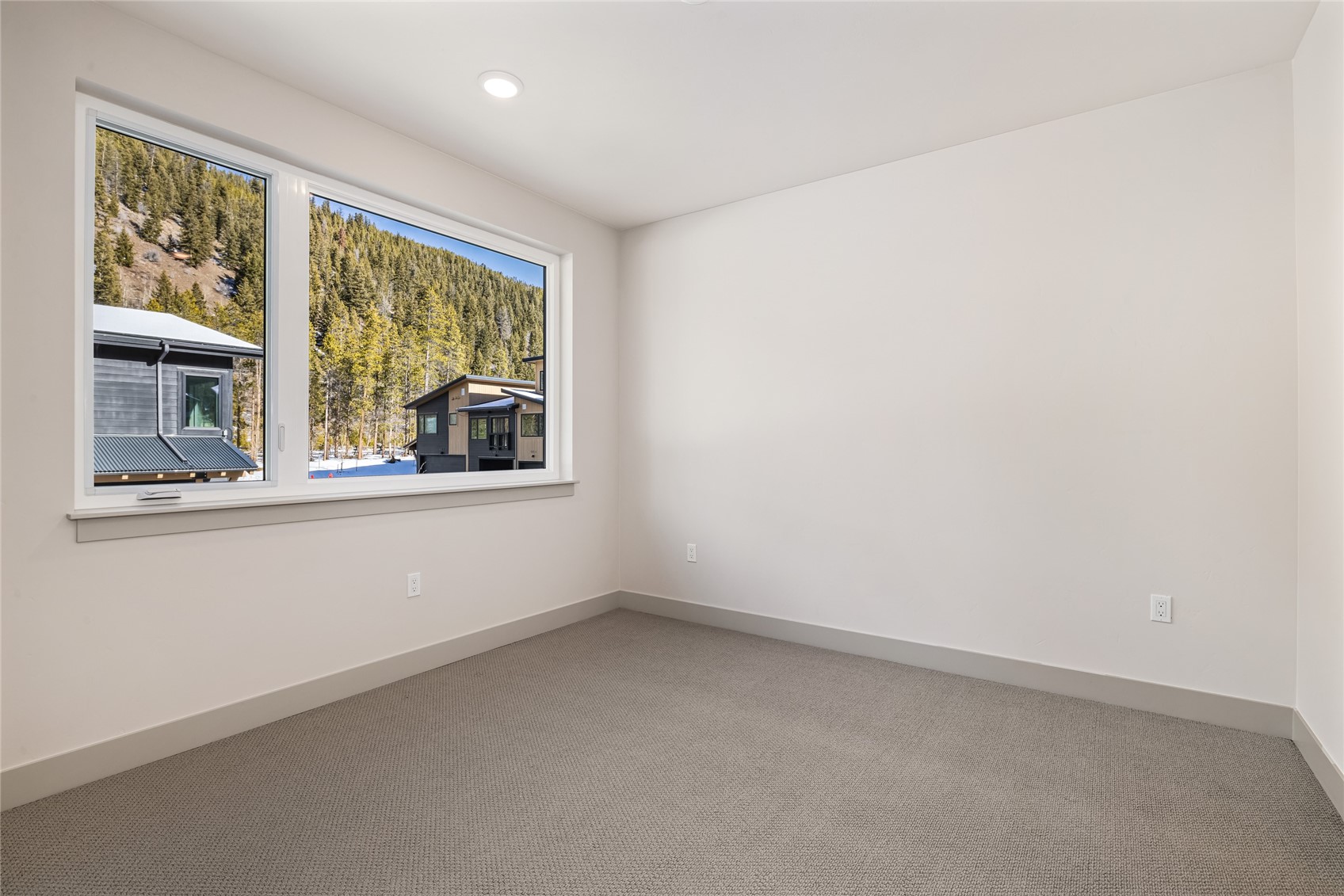 628 Montezuma Road, Unit D2 Keystone, CO 80435 - Photo 11 of 25 an empty room with a window